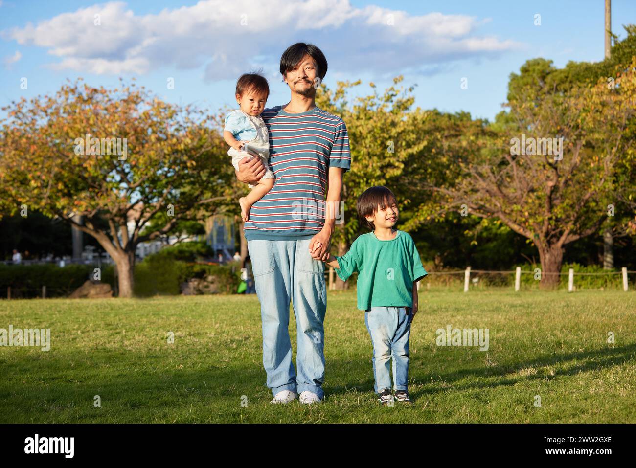 Famiglia asiatica in un parco cittadino Foto Stock