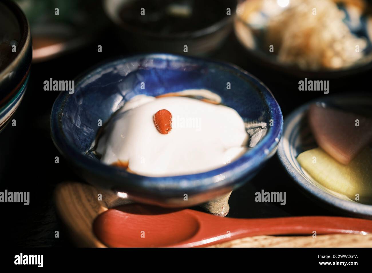 budino di tofu in stile okinawa con condimento di bacche di goji Foto Stock
