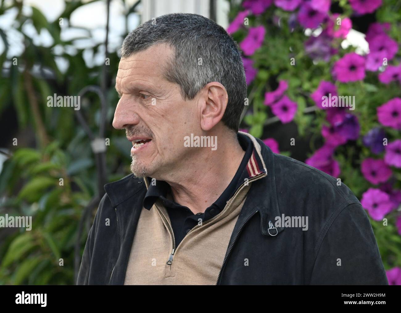MELBOURNE, AUSTRALIA, 25 febbraio 2024. Nella foto: Guenther Steiner nel paddock del FIA Formula 1 Rolex Australian Grand Prix 2024 3° round dal 22 al 24 marzo presso l'Albert Park Street Circuit di Melbourne, Australia. Crediti: Karl Phillipson/Alamy Live News Foto Stock