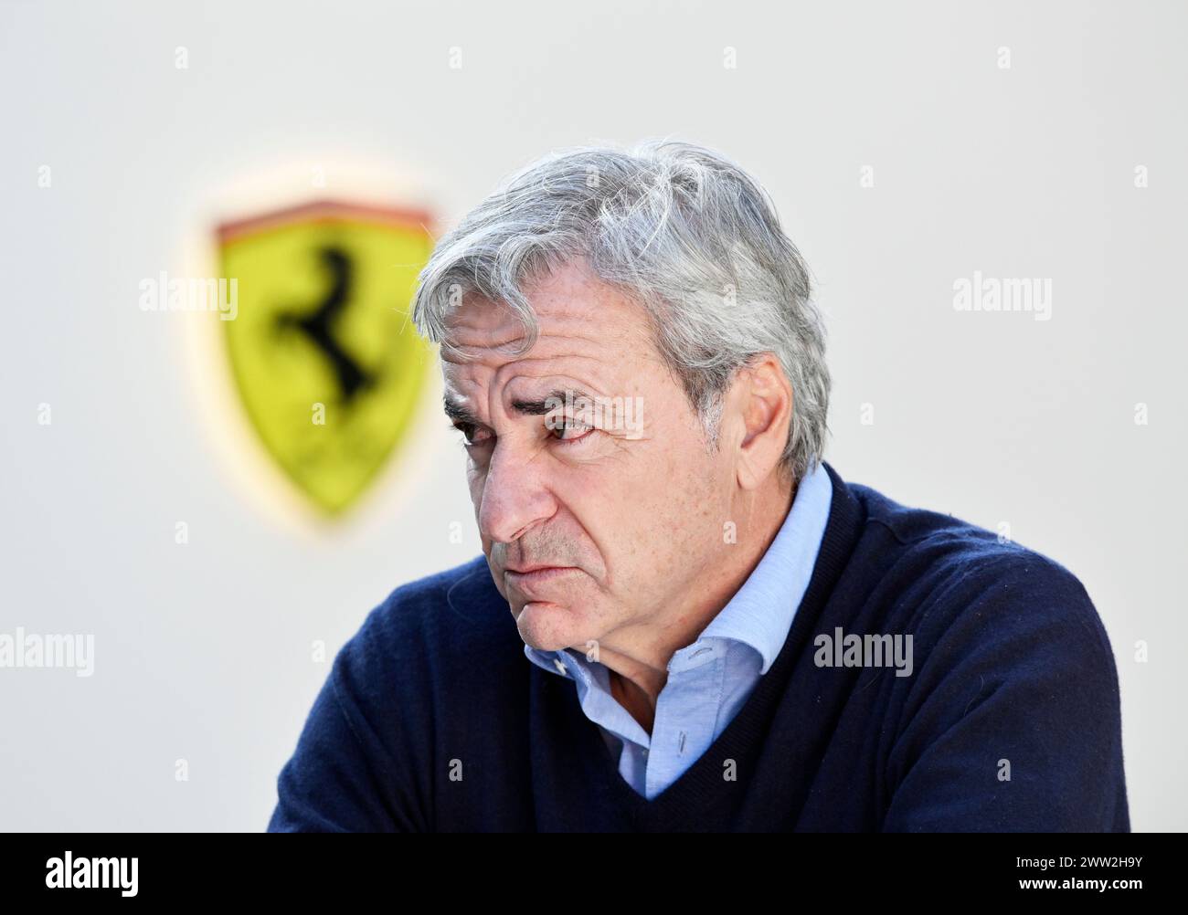 MELBOURNE, AUSTRALIA, 25 febbraio 2024. Nella foto: Carlos Sainz, il padre di Carlos Sainz Jr. (ESP) Scuderia Ferrari nel paddock al 3° round del Rolex Australian Grand Prix 2024 della FIA Formula 1 dal 22 al 24 marzo presso l'Albert Park Street Circuit di Melbourne, Australia. Crediti: Karl Phillipson/Alamy Live News Foto Stock