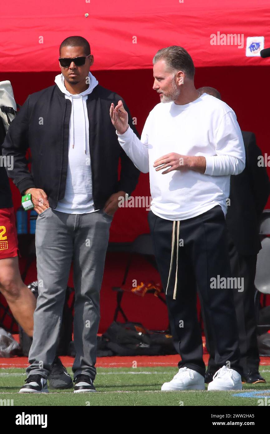 Los Angeles, Stati Uniti. 20 marzo 2024. Il General manager dei Chicago Bears Ryan Pace e il capo-allenatore Matt Eberflus guardano durante il Southern California Trojans Pro Day di mercoledì 20 marzo 2024 a Los Angeles. (Kevin Terrell/immagine dello sport) foto via credito: Newscom/Alamy Live News Foto Stock