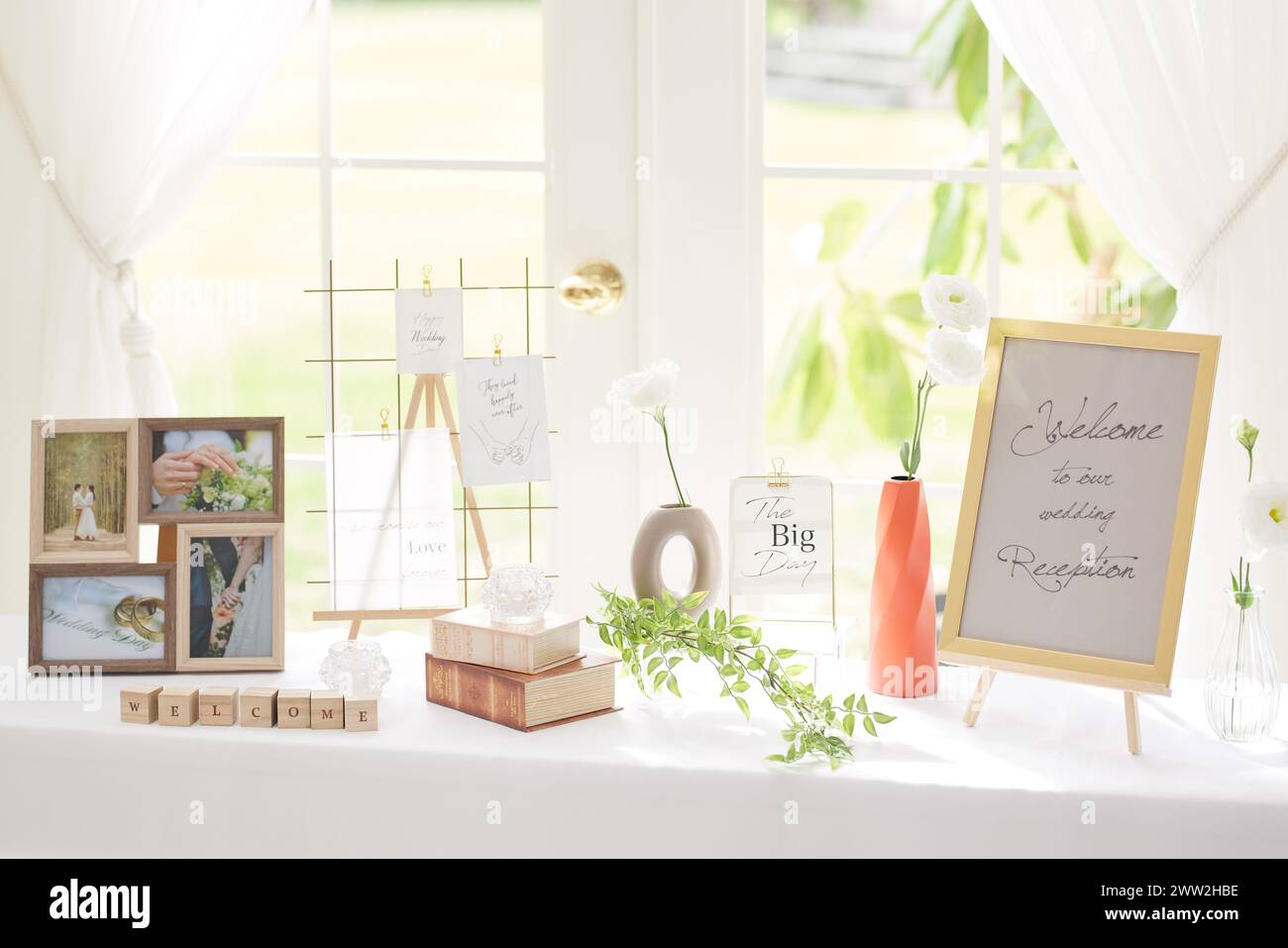 Tavolo per ricevimenti nuziali con fiori e un cartello di benvenuto Foto Stock