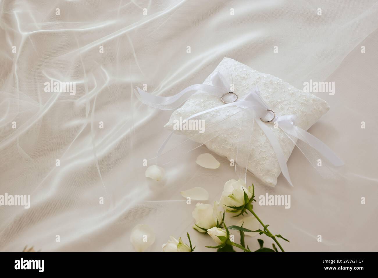 Matrimoni su un cuscino bianco Foto Stock