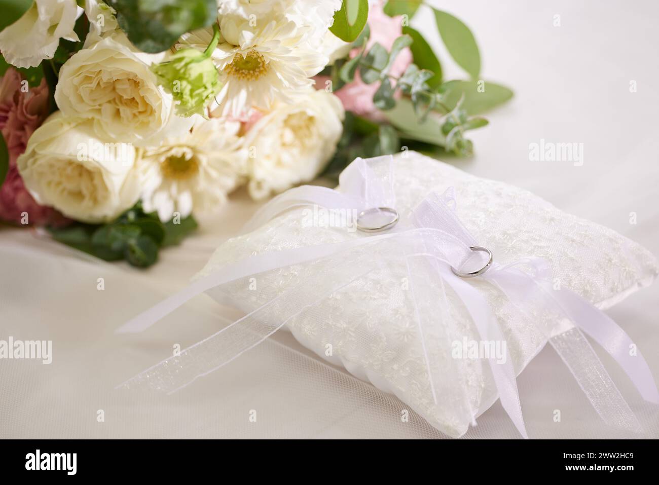 Matrimoni su un cuscino bianco Foto Stock
