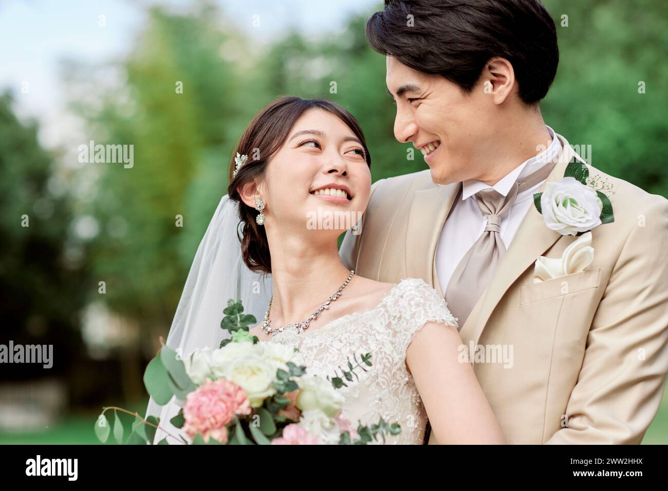 Sposa asiatica e sposo sorridenti l'un l'altro Foto Stock Sposa asiatica e sposo sorridenti l'un l'altro Foto Stock