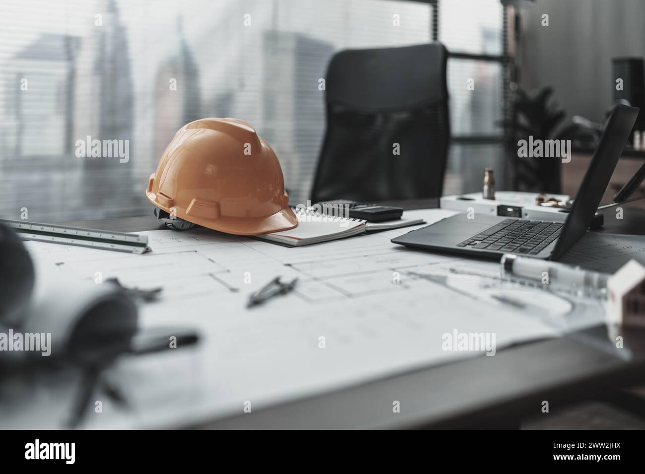 Casco di sicurezza tecnico sulla scrivania dell'ufficio. Ingegnere, architetto, industria e concetto di fabbrica. Foto Stock