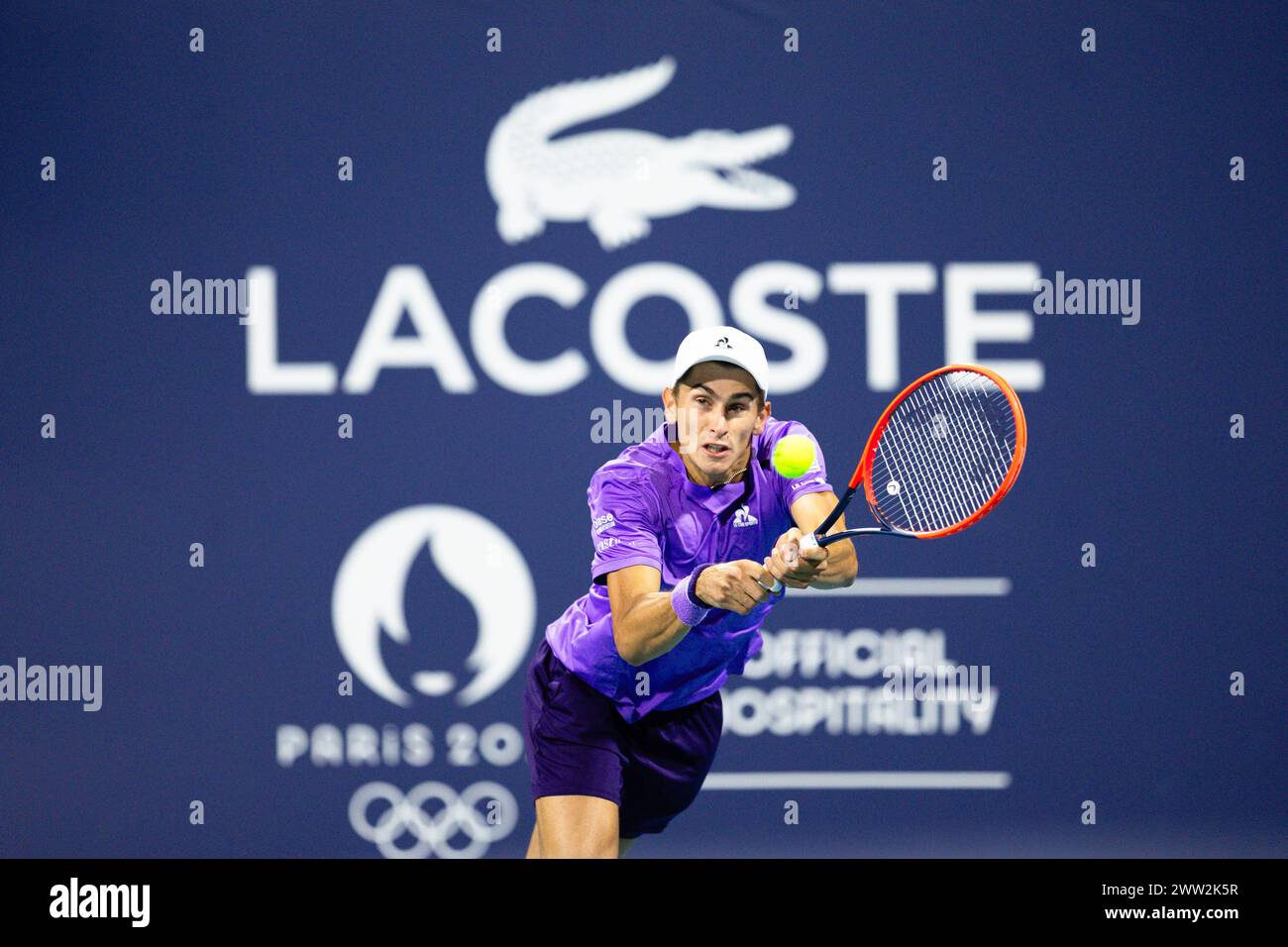 MIAMI GARDENS, FLORIDA - 20 MARZO: Matteo Arnaldi dell'Italia ritorna un tiro contro Arthur Fils di Francia durante il loro match il giorno 5 del Miami Open all'Hard Rock Stadium il 20 marzo 2024 a Miami Gardens, Florida. (Foto di Mauricio Paiz) Foto Stock