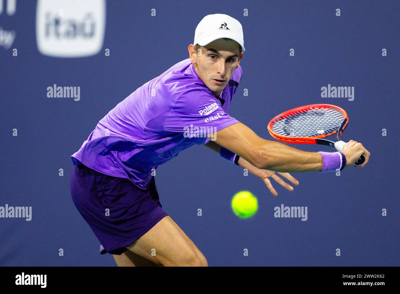 MIAMI GARDENS, FLORIDA - 20 MARZO: Matteo Arnaldi dell'Italia raggiunge per un tiro contro Arthur Fils di Francia durante il loro match il giorno 5 del Miami Open all'Hard Rock Stadium il 20 marzo 2024 a Miami Gardens, Florida. (Foto di Mauricio Paiz) Foto Stock