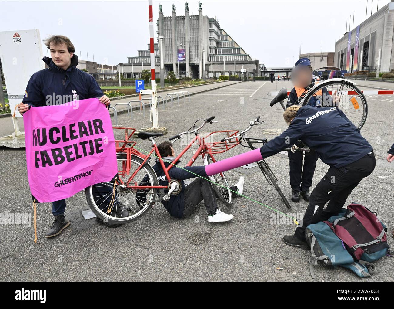 Bruxelles, Belgio. 21 marzo 2024. Un'azione organizzata da Greenpeace a margine del Vertice sull'energia nucleare per denunciare la natura irrealistica dell'obiettivo di triplicare la capacità nucleare globale entro il 2050, a Bruxelles, giovedì 21 marzo 2024. Il primo vertice sull'energia nucleare è ospitato dall'Agenzia internazionale per l'energia atomica e dalla Presidenza belga del Consiglio dell'Unione europea. BELGA PHOTO ERIC LALMAND credito: Belga News Agency/Alamy Live News Foto Stock
