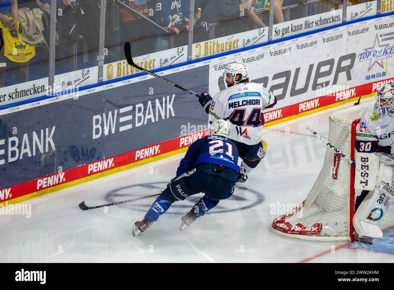 20.03.2024, DEL, Deutsche Eishockey Liga Saison 2023/24, 2. Playoff-Runde (Viertelfinale): Adler Mannheim gegen Eisbären Berlin (2:4). Im Bild: Kris B. Foto Stock