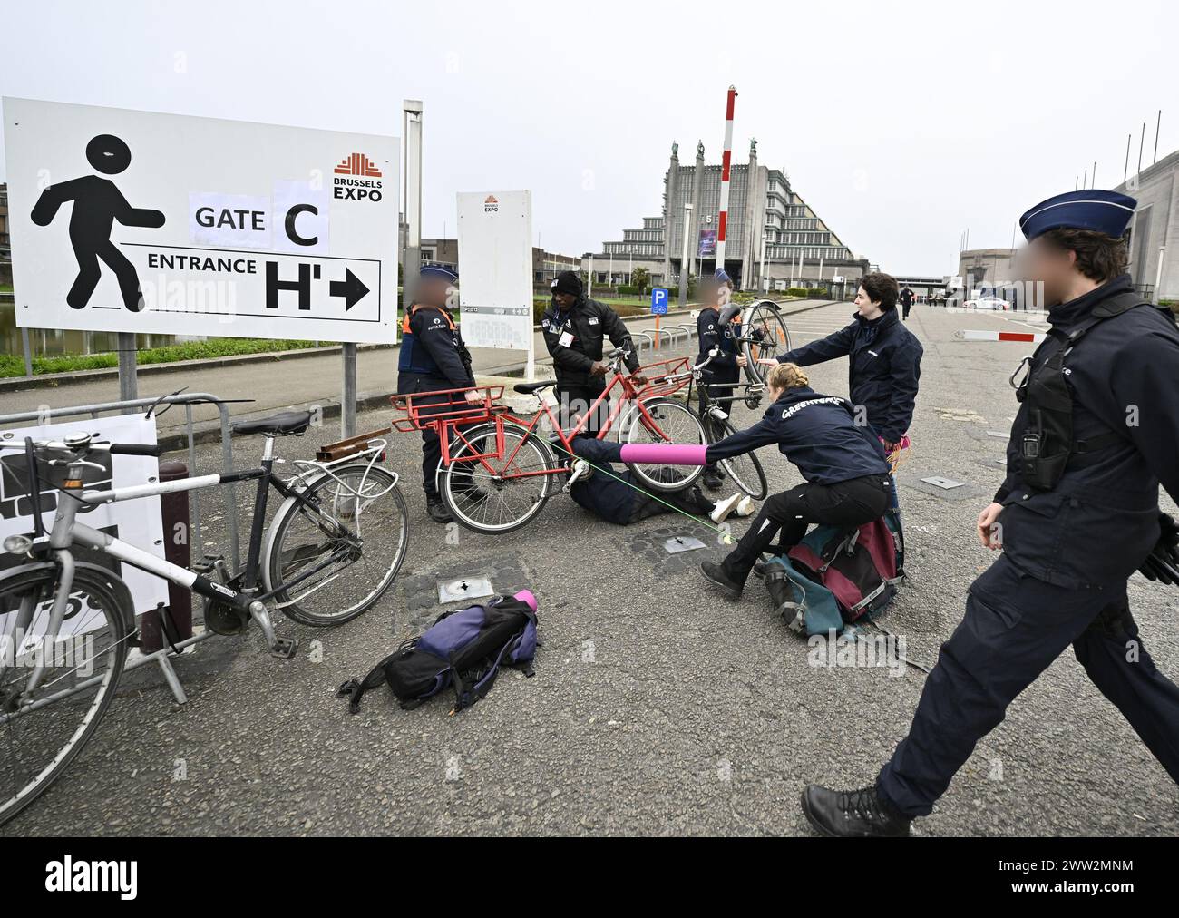 Bruxelles, Belgio. 21 marzo 2024. La polizia arresta gli attivisti nel corso di un'azione organizzata da Greenpeace a margine del vertice sull'energia nucleare per denunciare la natura irrealistica dell'obiettivo di triplicare la capacità nucleare globale entro il 2050, a Bruxelles, giovedì 21 marzo 2024. Il primo vertice sull'energia nucleare è ospitato dall'Agenzia internazionale per l'energia atomica e dalla Presidenza belga del Consiglio dell'Unione europea. BELGA PHOTO ERIC LALMAND credito: Belga News Agency/Alamy Live News Foto Stock