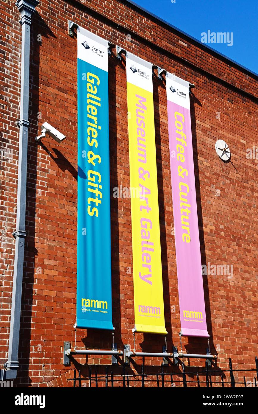 Striscioni colorate sulle pareti dell'Exeter City Council Royal Albert Memorial Museum and Art Gallery, Exeter, Devon, Regno Unito, Europa. Foto Stock