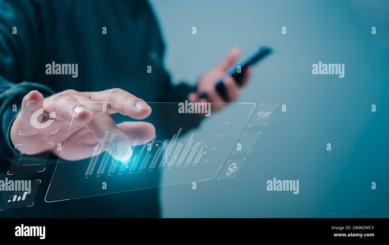 Un uomo d'affari o un trader sta mostrando un ologramma virtuale in crescita, investi nel trading, mercato azionario, crescita aziendale, progresso o concetto di successo. Foto Stock