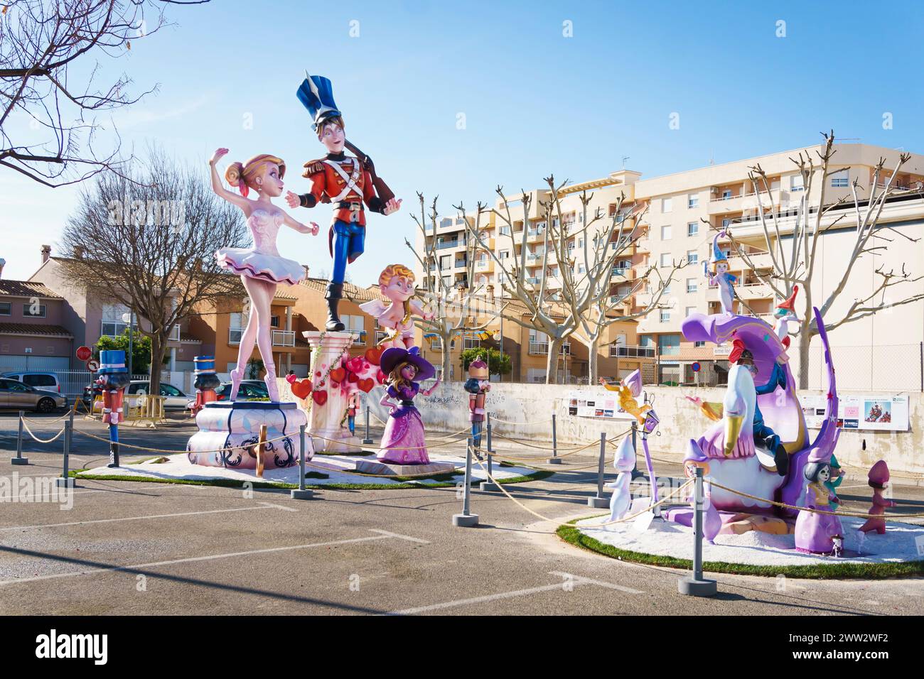 Le sculture in legno e cartapesta e i monumenti conosciuti come Las Fallas in occasione della festa di San Giuseppe nella città valenciana di oliva, in Spagna Foto Stock