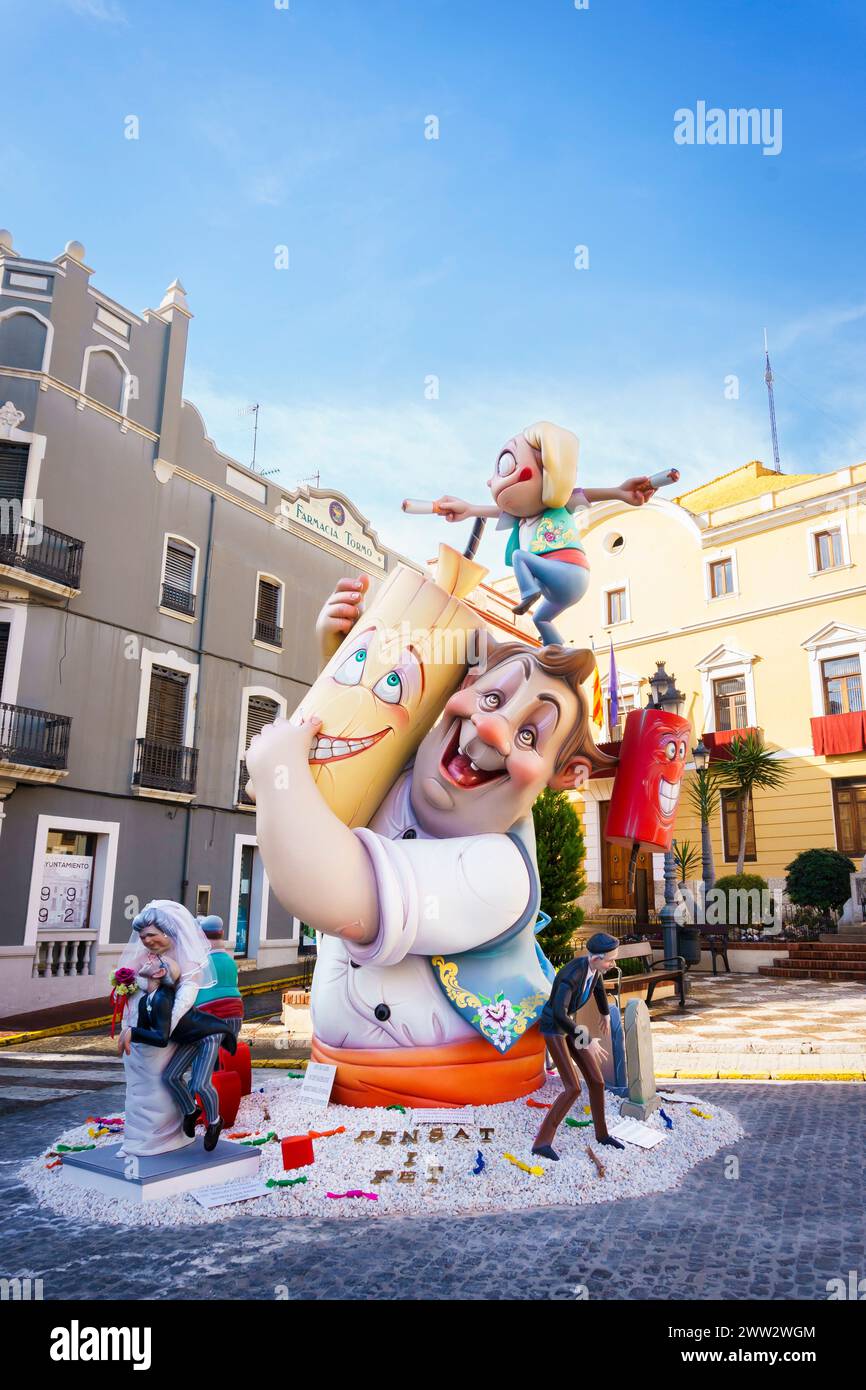 Le sculture in legno e cartapesta e i monumenti conosciuti come Las Fallas in occasione della festa di San Giuseppe nella città valenciana di oliva, in Spagna Foto Stock