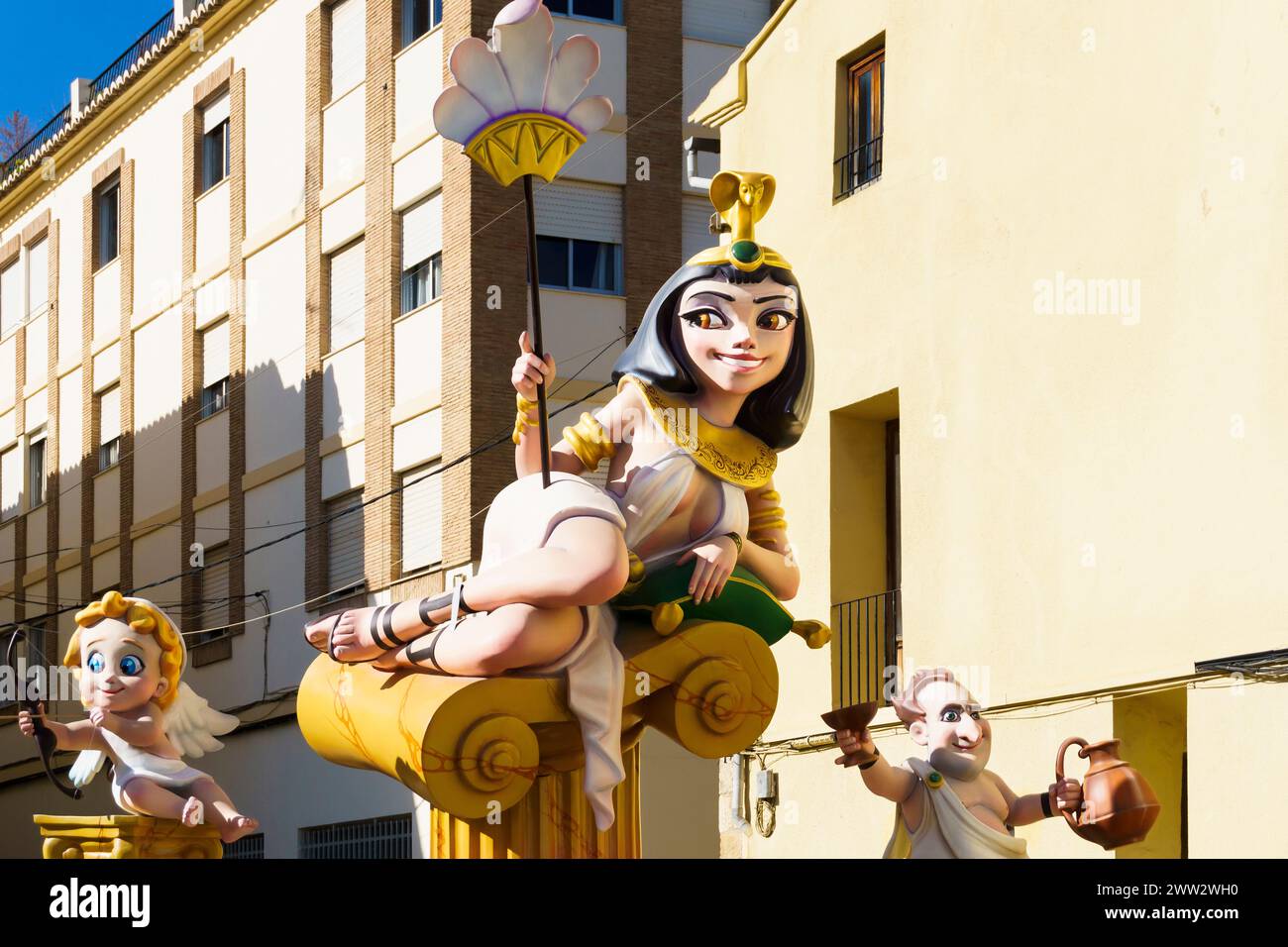 Le sculture in legno e cartapesta e i monumenti conosciuti come Las Fallas in occasione della festa di San Giuseppe nella città valenciana di oliva, in Spagna Foto Stock
