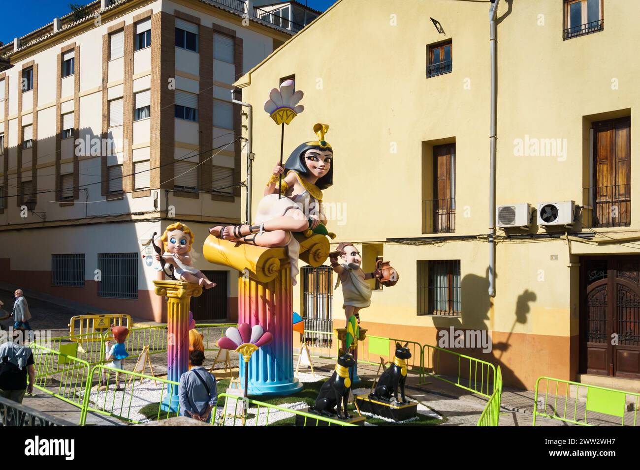 Le sculture in legno e cartapesta e i monumenti conosciuti come Las Fallas in occasione della festa di San Giuseppe nella città valenciana di oliva, in Spagna Foto Stock