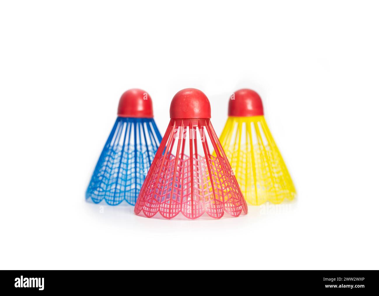 Sfere di Badminton in plastica rossa, blu e gialla (rubinetti), isolate su sfondo bianco Foto Stock