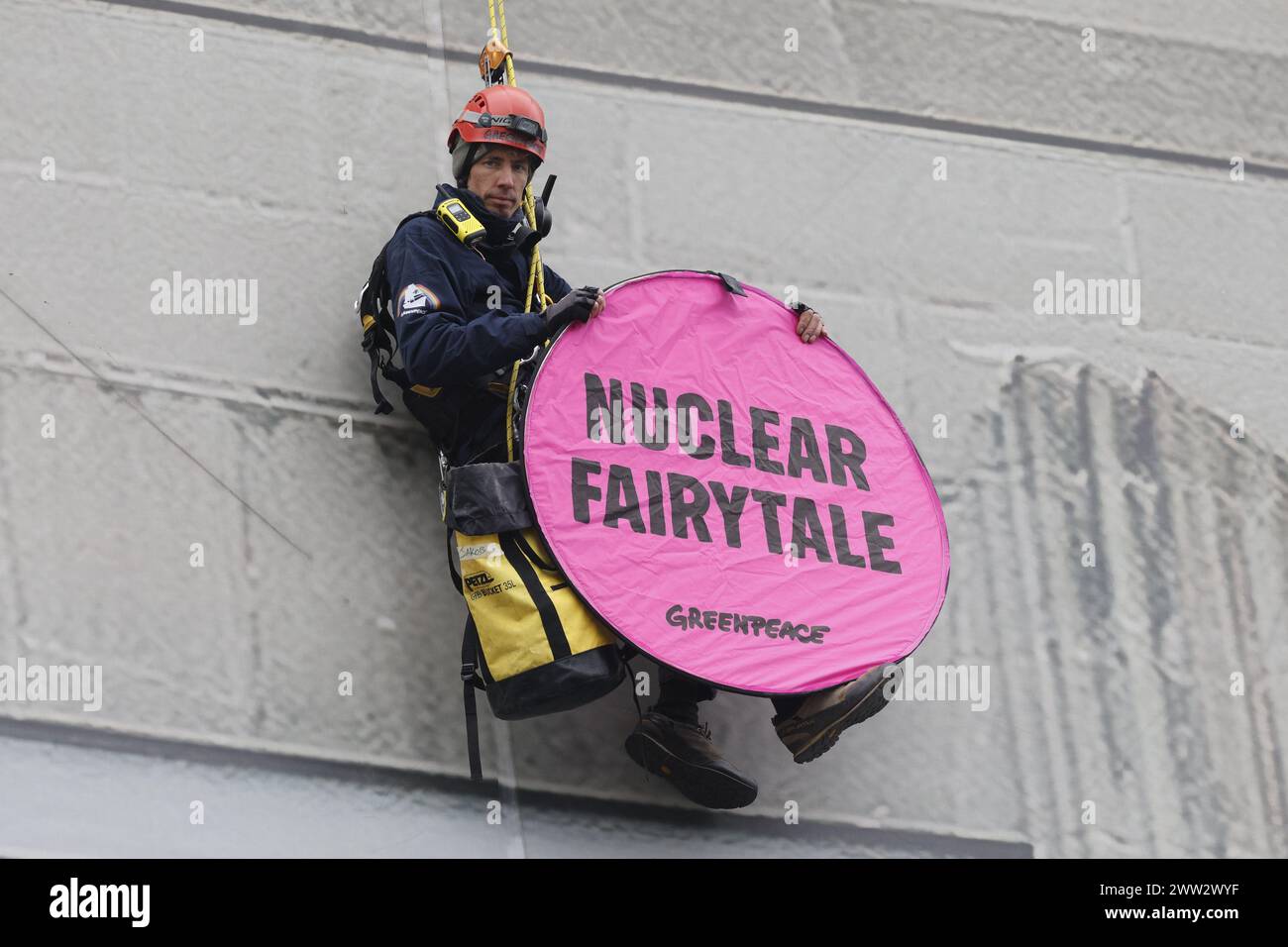 Bruxelles, Belgio. 21 marzo 2024. Un attivista raffigurato nel corso di un'azione organizzata a margine del vertice sull'energia nucleare per denunciare la natura irrealistica dell'obiettivo di triplicare la capacità nucleare globale entro il 2050, a Bruxelles, giovedì 21 marzo 2024. Il primo vertice sull'energia nucleare è ospitato dall'Agenzia internazionale per l'energia atomica e dalla Presidenza belga del Consiglio dell'Unione europea. BELGA FOTO NICOLAS MAETERLINCK credito: Belga News Agency/Alamy Live News Foto Stock