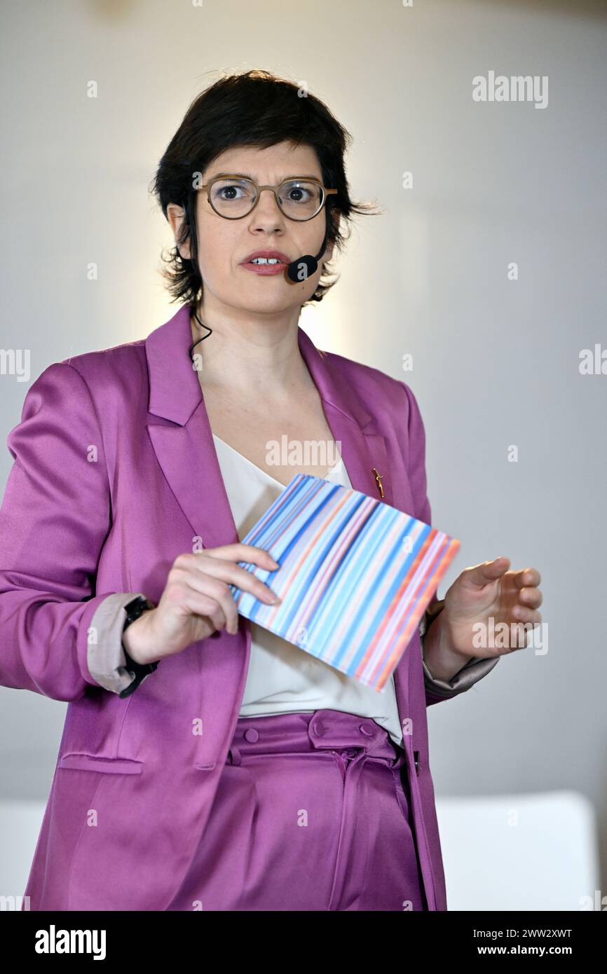 Il ministro dell'energia Tinne Van der Straeten, nella foto dell'evento "perché il nucleare non salverà il clima”, organizzato dalla BBL (Bond Beter Leefmilieu, associazioni fiamminghe per l'ambiente e la natura) a margine del vertice sull'energia nucleare, per denunciare la natura irrealistica dell'obiettivo di triplicare la capacità nucleare globale entro il 2050, a Bruxelles, giovedì 21 marzo 2024. Il primo vertice sull'energia nucleare è ospitato dall'Agenzia internazionale per l'energia atomica e dalla Presidenza belga del Consiglio dell'Unione europea. BELGA PHOTO ERIC LALMAND Foto Stock