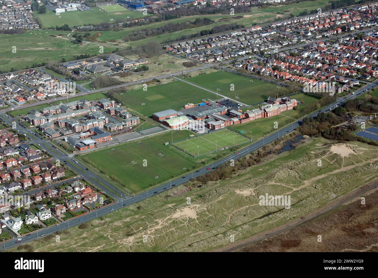 Vista aerea della AKS Lytham School con campi sportivi e la tenuta residenziale di Bailey Avenue Foto Stock