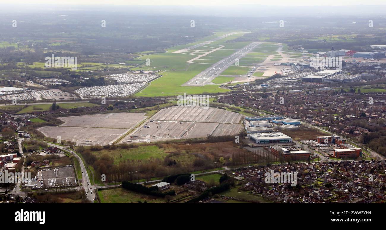 Veduta aerea dell'aeroporto di Manchester vista da est guardando attraverso un parcheggio verso la pista 23 destra (23R) Foto Stock