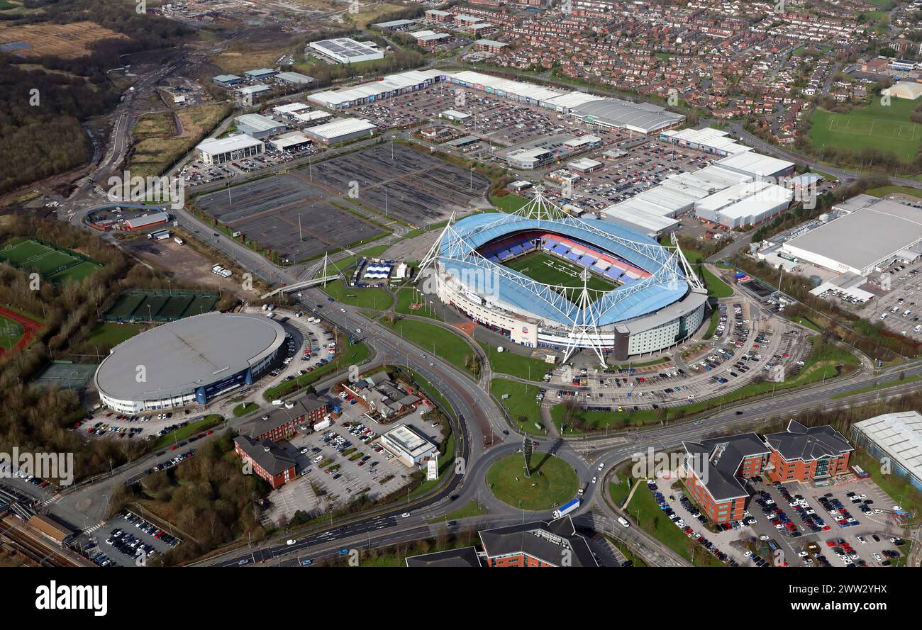 Vista aerea del Middlebrook Retail & Leisure Park e dello stadio Toughsheet, sede dei Bolton Wanderers. Horwich vicino a Bolton, Lancashire Foto Stock
