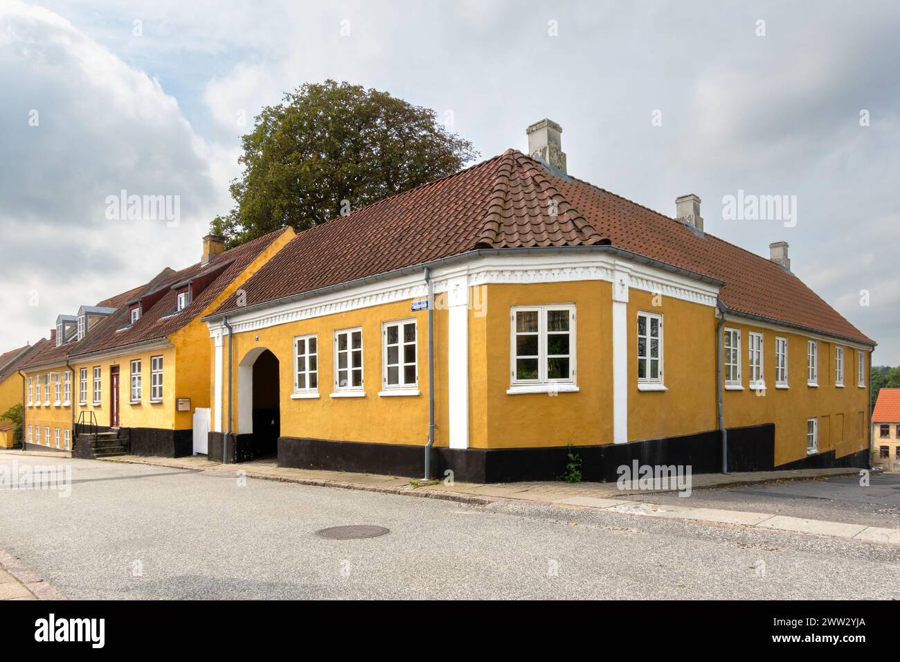 Scena di strada di Søndergade nel centro di Hobro con case gialle, Himmerland, Nordjylland, Danimarca Foto Stock