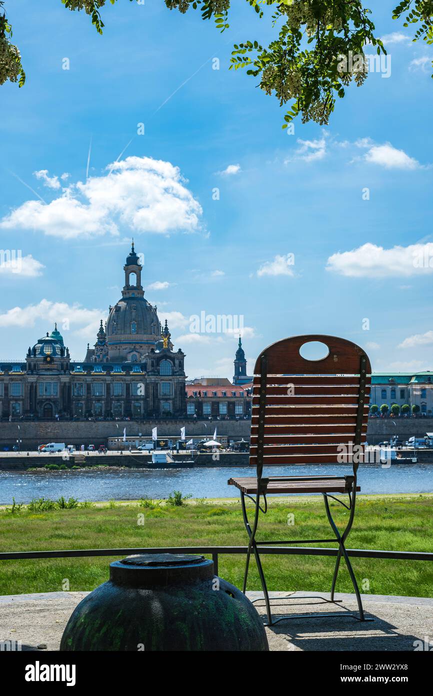 Disposizione delle sedie pieghevoli su Königsufer con vista sulla Frauenkirche e sulla Terrazza di Brühl, Dresda, Sassonia, Germania. Foto Stock