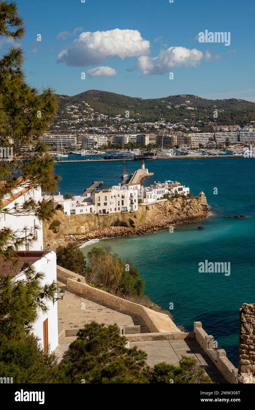 Vista delle case bianche della città vecchia di Ibiza appese sulla scogliera e dei nuovi edifici della città sullo sfondo, isola di Ibiza, isole Baleari, Spagna Foto Stock