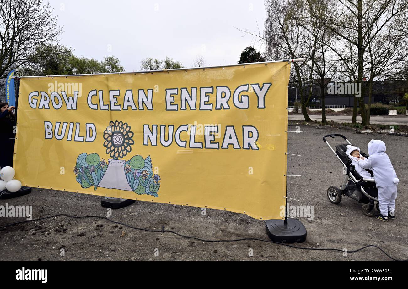 Bruxelles, Belgio. 21 marzo 2024. Uno striscione che recita "coltivare energia pulita, costruire nucleare” raffigurato nel corso di un'azione a favore del nucleare organizzata a margine del Vertice sull'energia nucleare, tenutosi a Bruxelles, giovedì 21 marzo 2024. Il primo vertice sull'energia nucleare è ospitato dall'Agenzia internazionale per l'energia atomica e dalla Presidenza belga del Consiglio dell'Unione europea. BELGA PHOTO ERIC LALMAND credito: Belga News Agency/Alamy Live News Foto Stock
