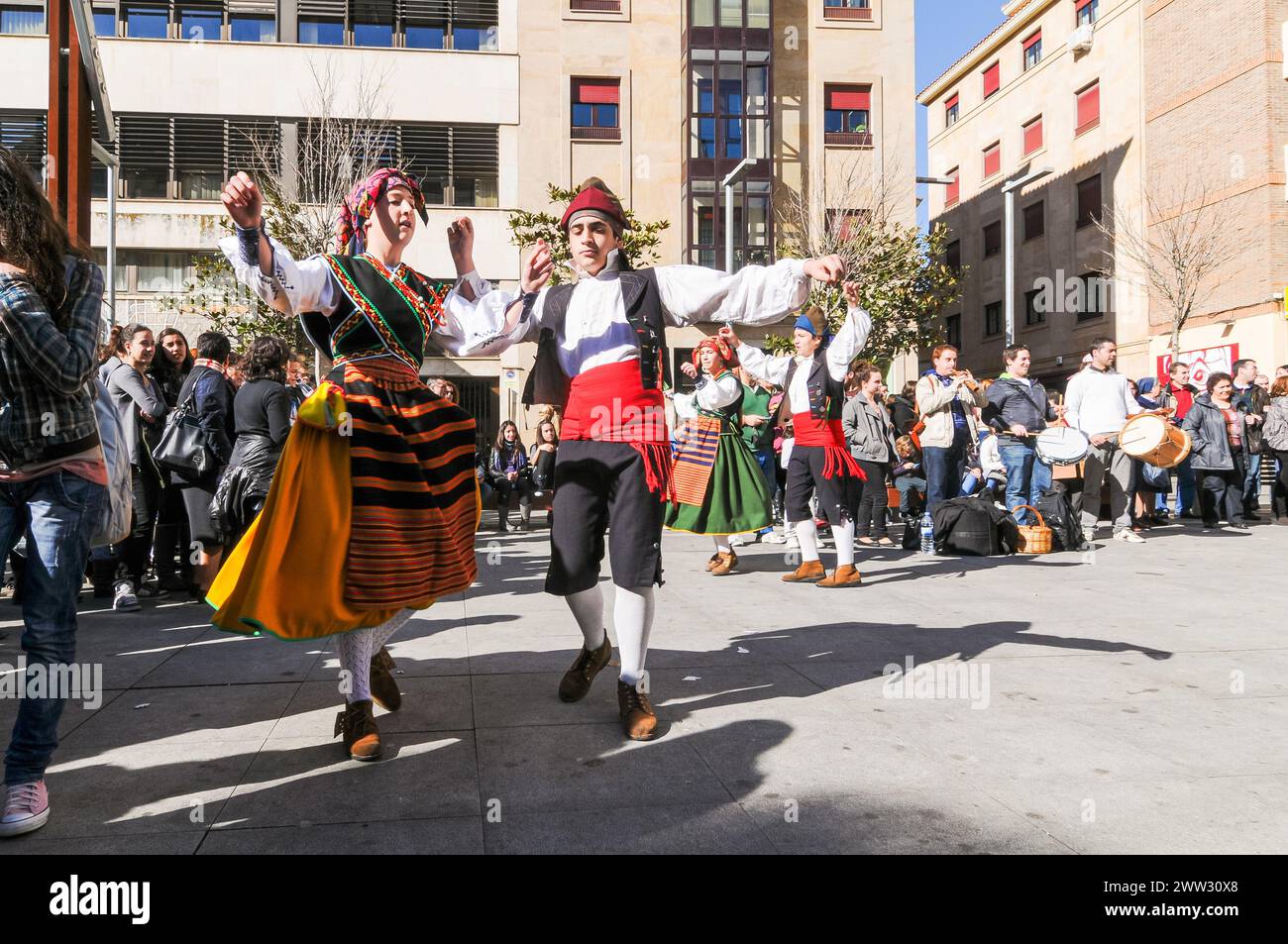 I ballerini in costumi regionali ballano durante un evento nelle strade di Zamora, Spagna. Foto Stock