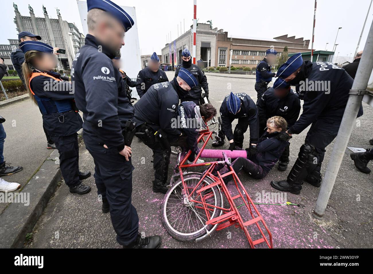 Bruxelles, Belgio. 21 marzo 2024. La polizia arresta gli attivisti nel corso di un'azione organizzata da Greenpeace a margine del vertice sull'energia nucleare per denunciare la natura irrealistica dell'obiettivo di triplicare la capacità nucleare globale entro il 2050, a Bruxelles, giovedì 21 marzo 2024. Il primo vertice sull'energia nucleare è ospitato dall'Agenzia internazionale per l'energia atomica e dalla Presidenza belga del Consiglio dell'Unione europea. BELGA PHOTO ERIC LALMAND credito: Belga News Agency/Alamy Live News Foto Stock