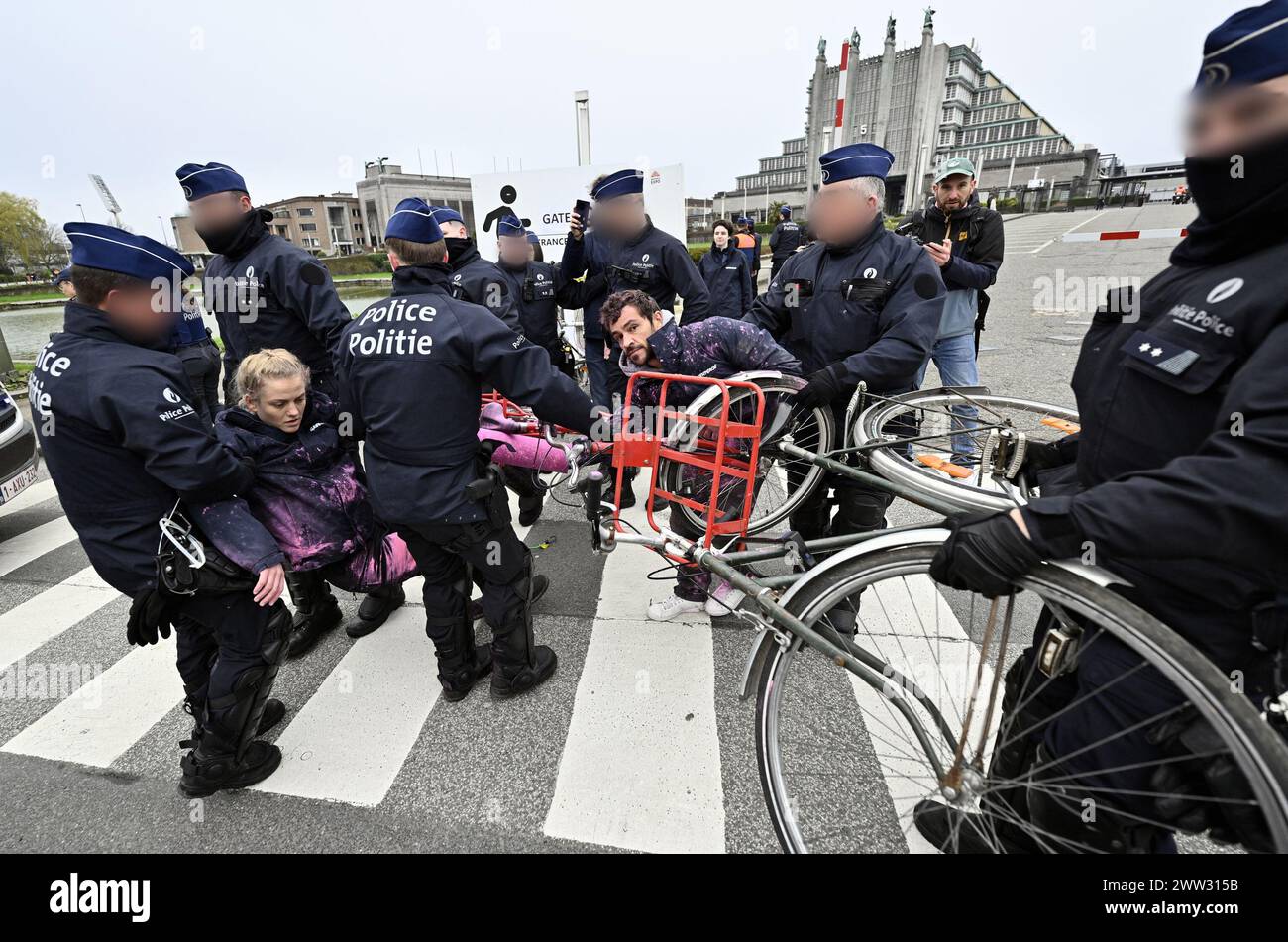 Bruxelles, Belgio. 21 marzo 2024. La polizia arresta gli attivisti nel corso di un'azione organizzata da Greenpeace a margine del vertice sull'energia nucleare per denunciare la natura irrealistica dell'obiettivo di triplicare la capacità nucleare globale entro il 2050, a Bruxelles, giovedì 21 marzo 2024. Il primo vertice sull'energia nucleare è ospitato dall'Agenzia internazionale per l'energia atomica e dalla Presidenza belga del Consiglio dell'Unione europea. BELGA PHOTO ERIC LALMAND credito: Belga News Agency/Alamy Live News Foto Stock