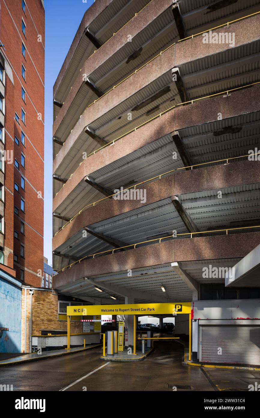 Rupert Street Car Park, Bristol, un innovativo parcheggio a spirale brutalista multipiano del 1959-60 a cura di Multidek Development Group / R. Jelinek-Karl. Foto Stock