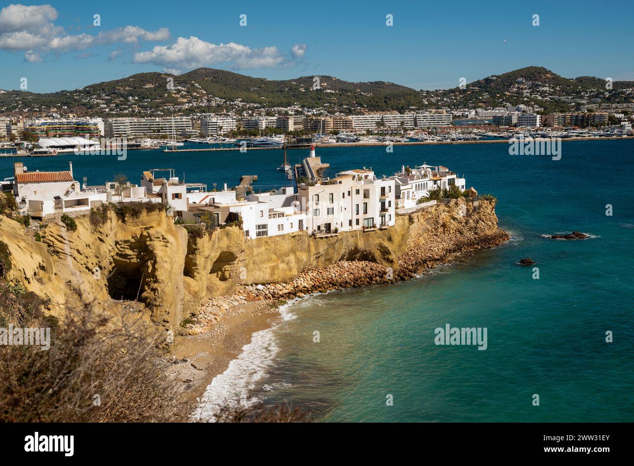 Le case bianche della città vecchia di Ibiza appese sulla scogliera e i nuovi edifici della città sullo sfondo, l'isola di Ibiza, le Isole Baleari, la Spagna Foto Stock
