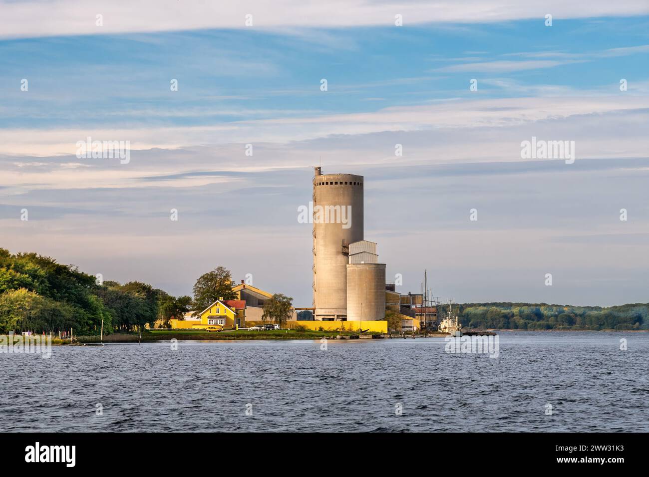 Ex fabbrica di cemento ora un complesso di uffici e abitazioni lungo Mariager Fjord, Himmerland, Nordjylland, Danimarca Foto Stock