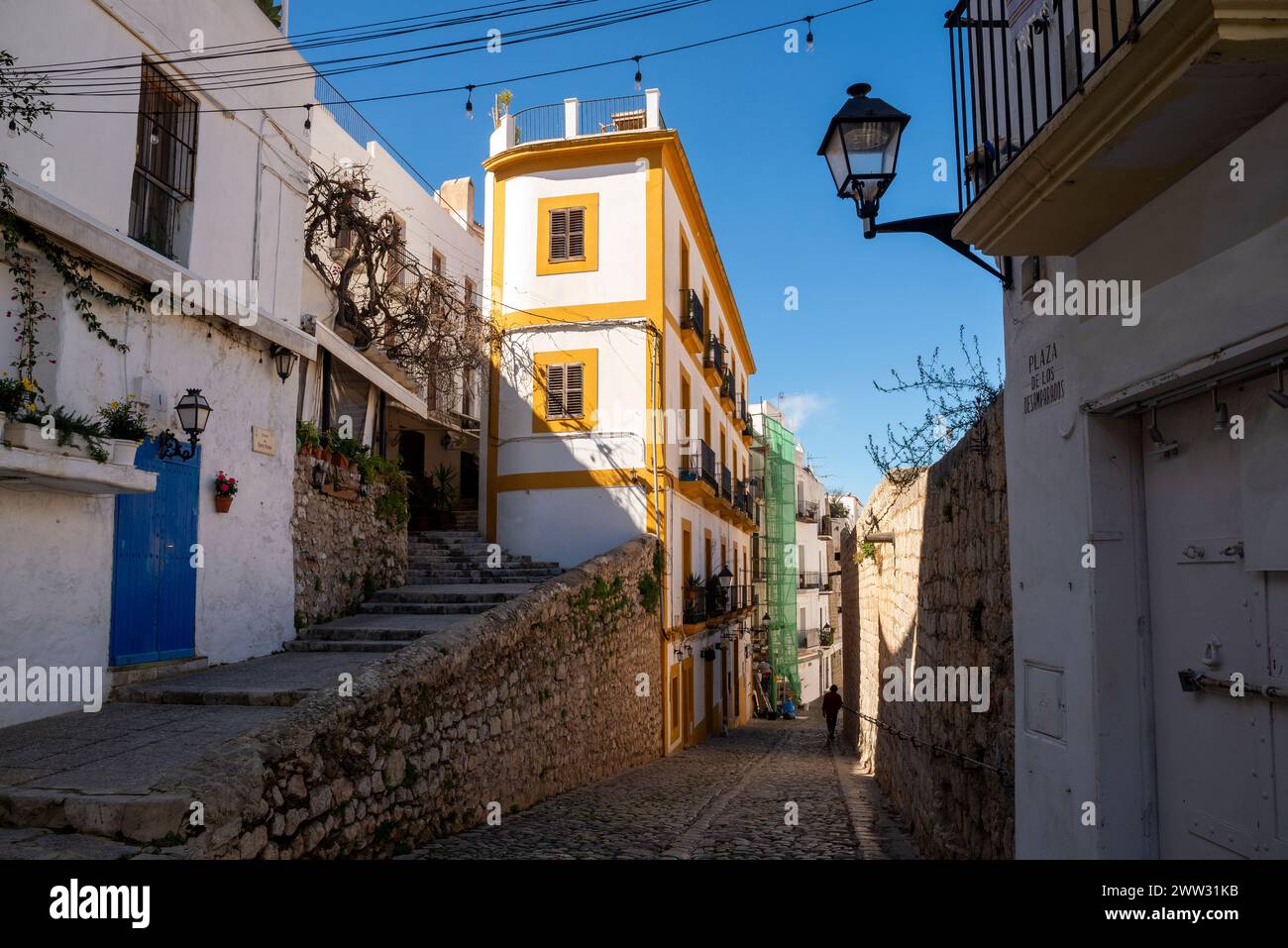 Case tipiche in stile Ibiza e stradine strette nella città vecchia, isola di Ibiza, isole Baleari, Spagna Foto Stock