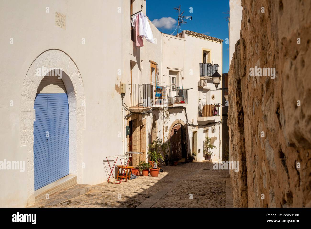 Case tipiche in stile Ibiza e stradine strette nella città vecchia, isola di Ibiza, isole Baleari, Spagna Foto Stock