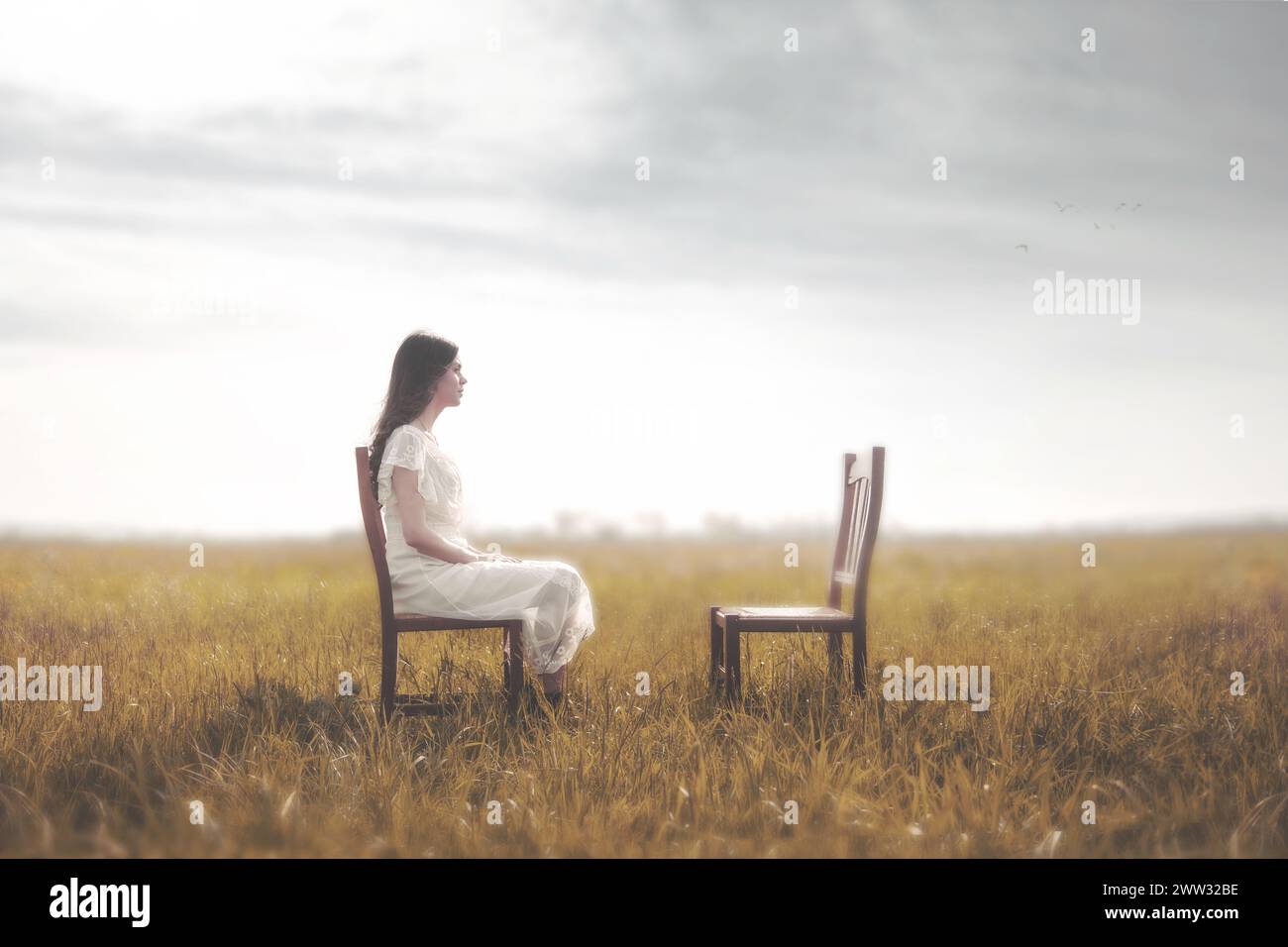 donna triste seduta davanti alla sedia vuota del suo amante, concetto di solitudine Foto Stock