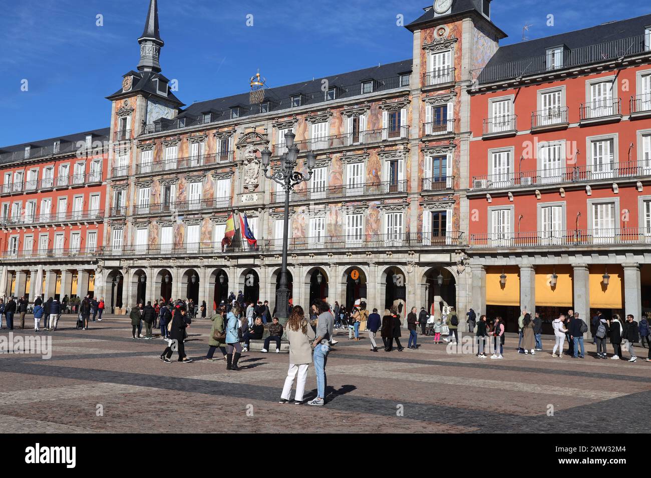 Madrid, Spagna. La Plaza Major. Spianata rettangolare aperta nel 1620. Casa de la Panaderia, facciata affrescata nel 1992 da Carlos Franco. Figure mitologiche. Foto Stock