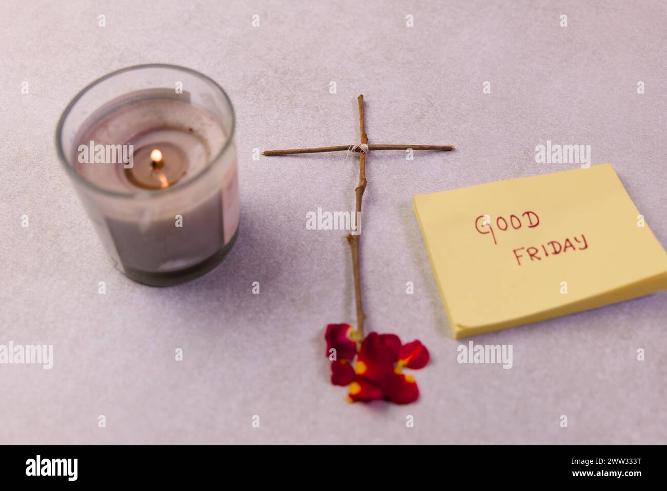 Un gruppo di note adesive gialle su sfondo bianco, con il testo "venerdì Santo" accanto a un semplice disegno di una croce e una candela in fiamme Foto Stock