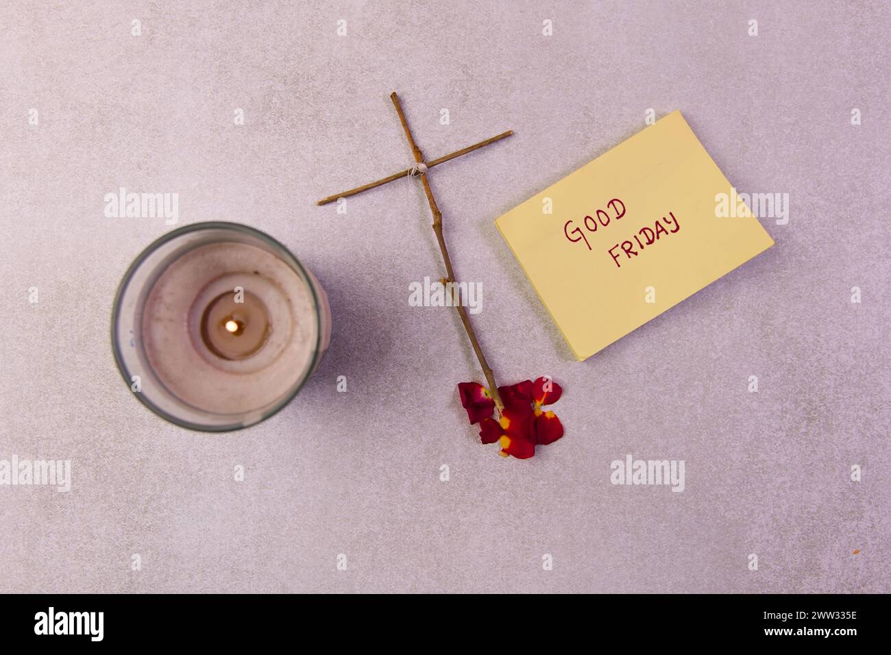 Un display simbolico per il venerdì Santo con note adesive gialle che formano il testo "venerdì Santo", Foto Stock