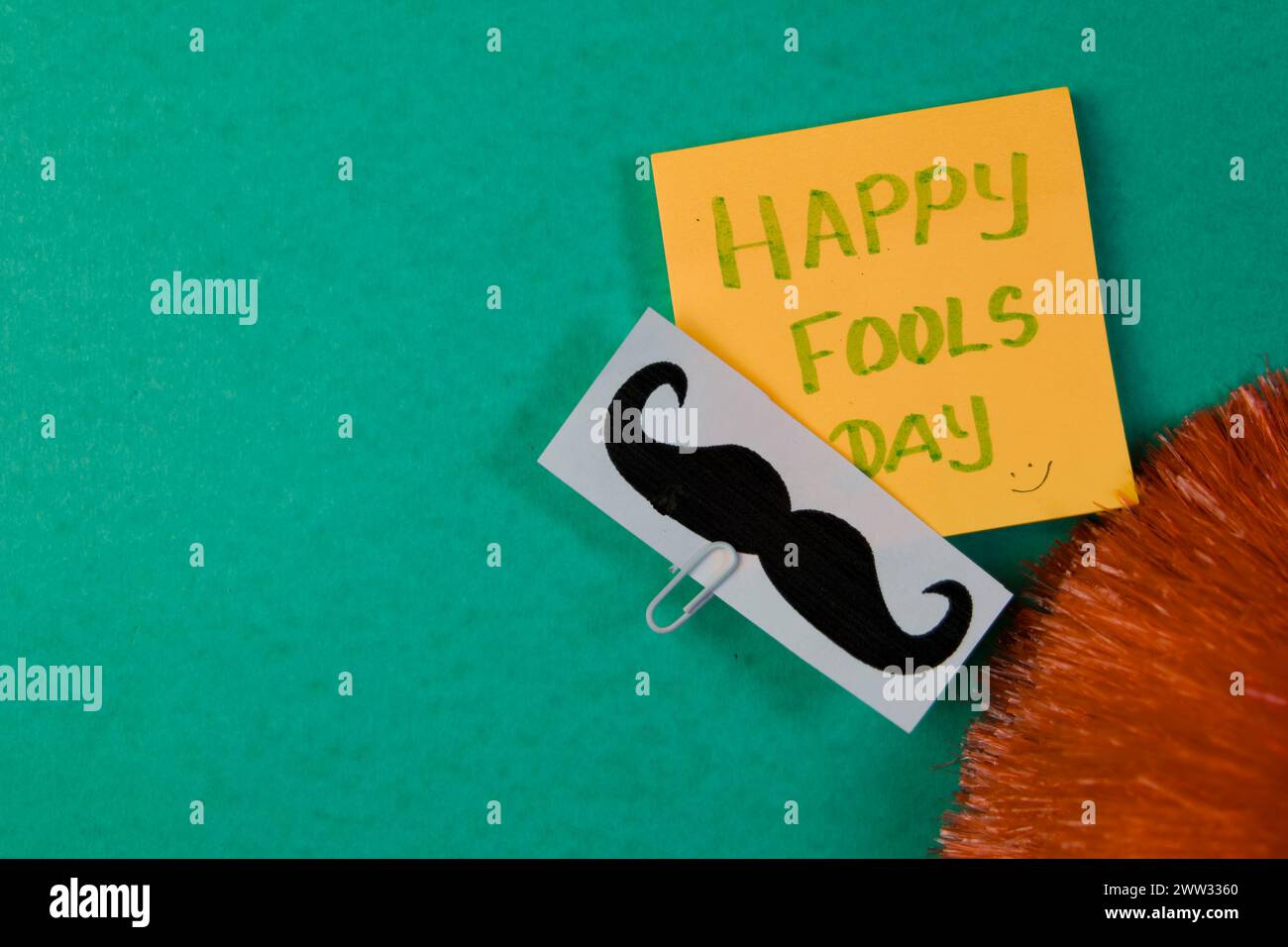 Preparati a ridere con questi stravaganti appiccicosi appiccicosi appiccicosi! Con espressioni piovose e uno sfondo verde festoso Foto Stock