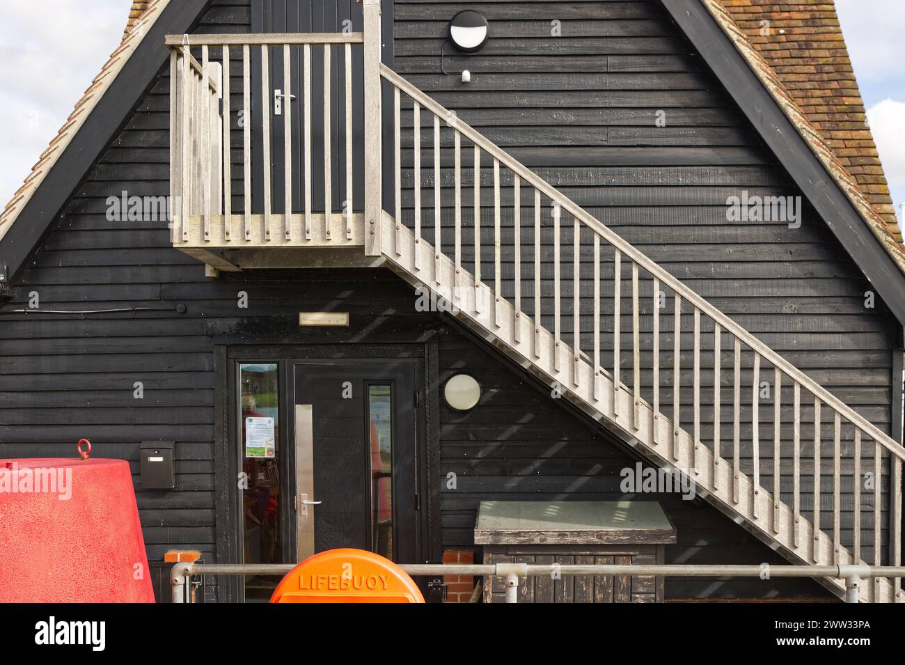 Scala esterna su edificio in legno. Dell Quay nel West Sussex, Inghilterra. Foto Stock