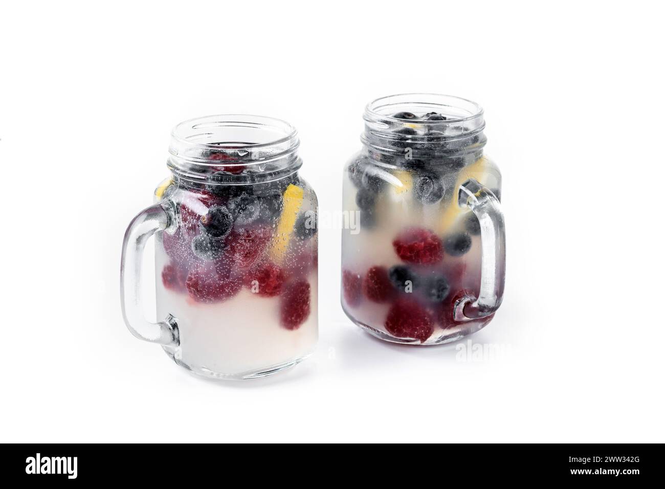 Bevanda fresca con mirtilli e lamponi e limone isolato su sfondo bianco Foto Stock