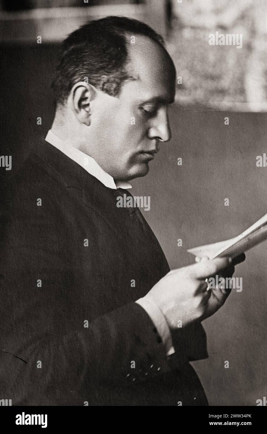 Benito Mussolini lettura, 1920 ca Foto Stock