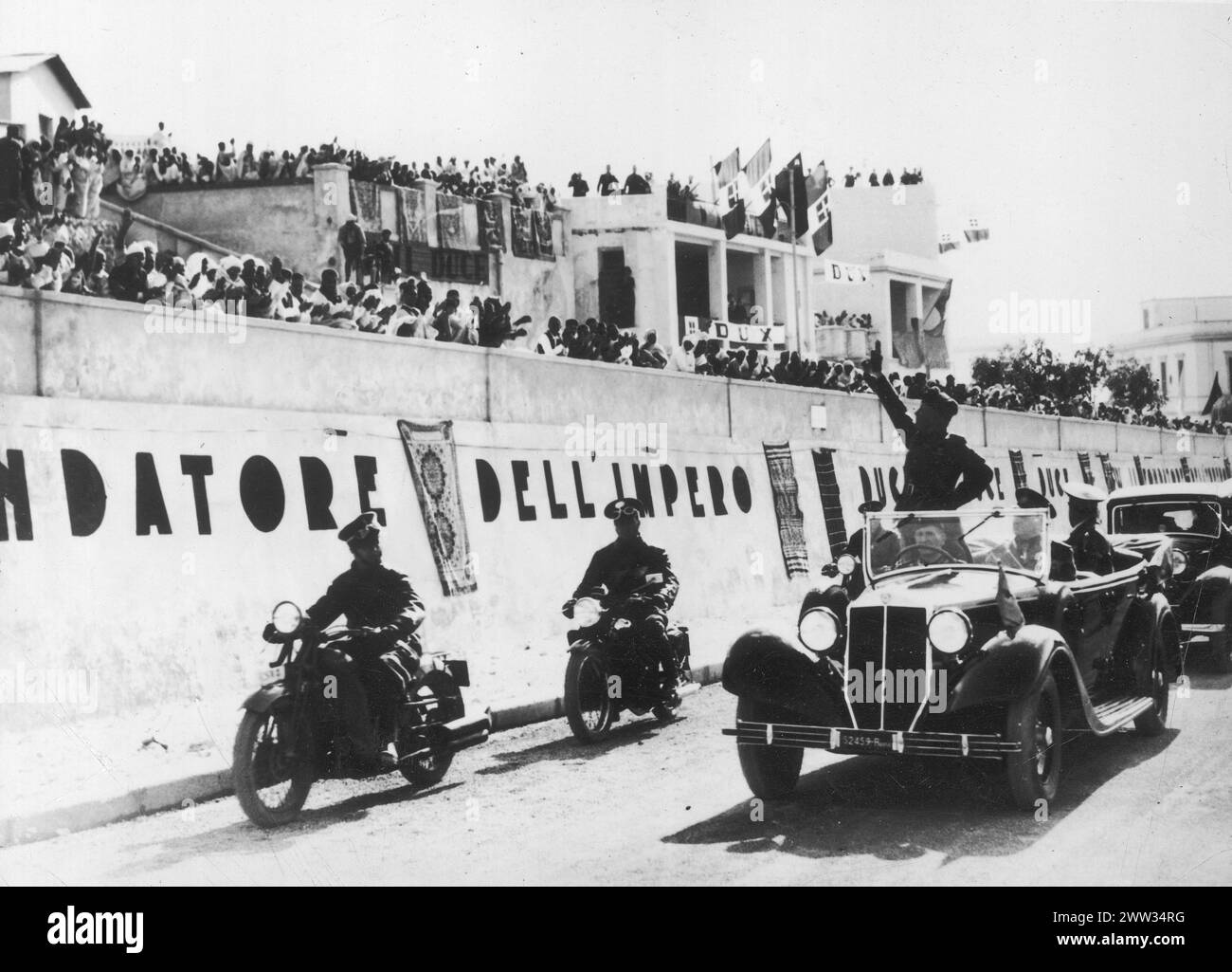 Mussolini a Tobruk, Libia (1937) Foto Stock