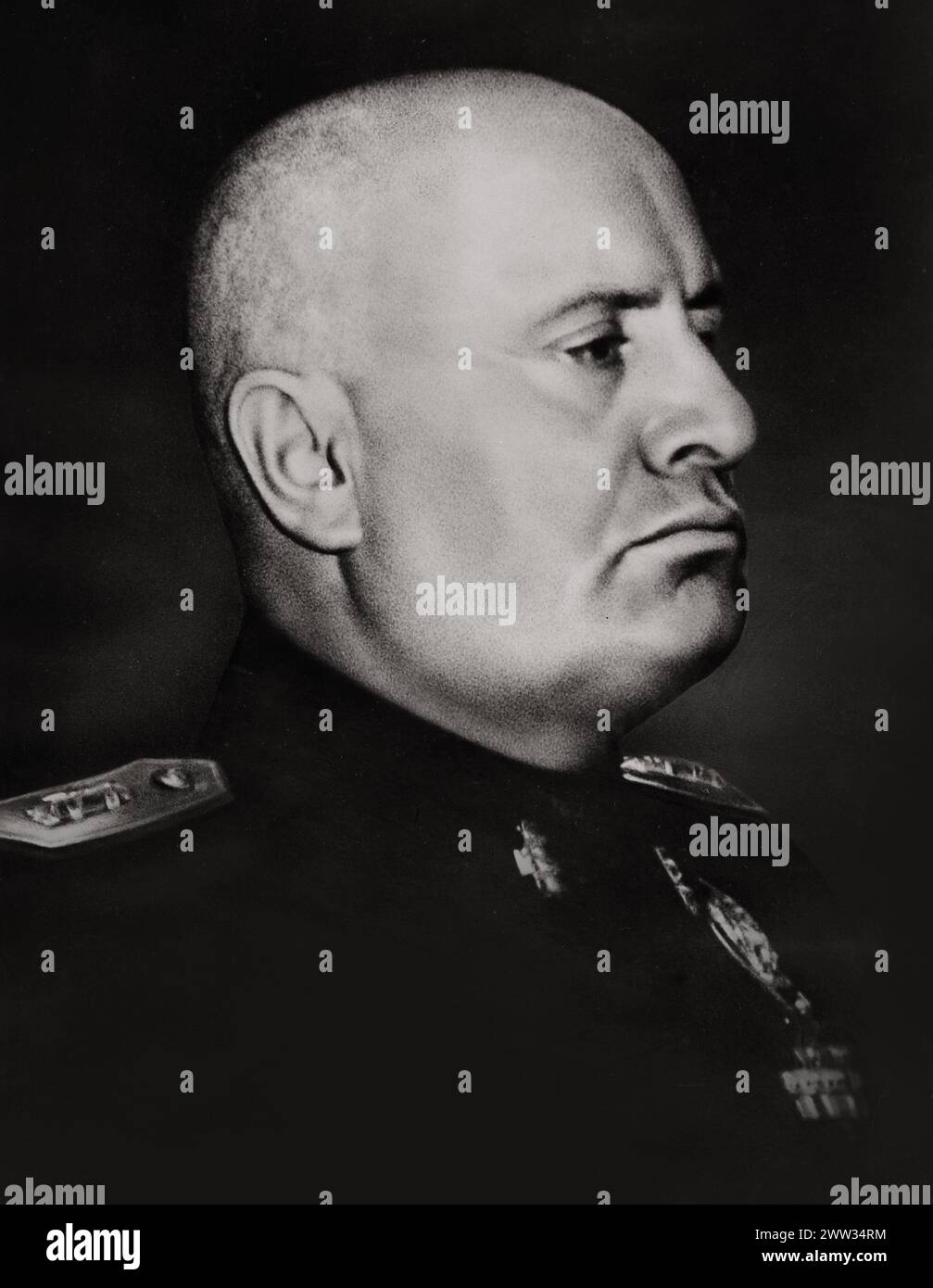 Ritratto di Benito Mussolini come dittatore d'Italia (tra il 1922 e il 1943), pubblicato nel 1943 per commemorare il suo 60° compleanno Foto Stock