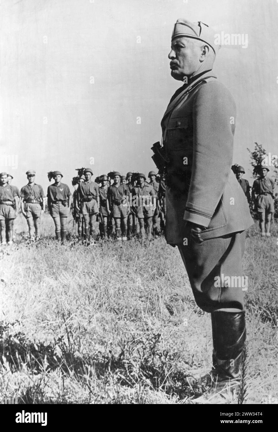 Benito Mussolini davanti ad un'unità dei suoi soldati italiani sul fronte Adriatico, agosto 1944 Foto Stock